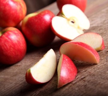 سیب قرمز ارگانیک: برداشت با دقت و مراقبت برای بهترین تجربه میوه‌خوری